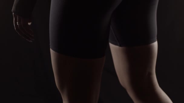 Spor Şortlu Formda Bir Kadın Sadece Bacakları Görünüyor Ağır Çekimde — Stok video