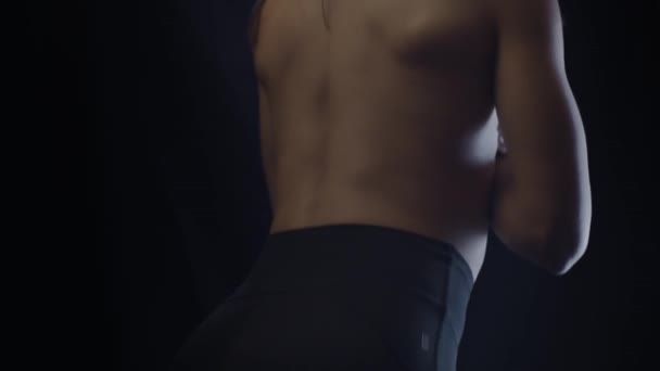 Mujer Forma Mostrando Músculos Columna Vertebral Moviendo Luz Espalda — Vídeos de Stock
