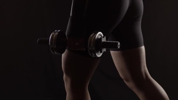 Fit Mulher Fazendo Exercício Para Pernas Com Halteres Tiro Câmera — Vídeo de Stock