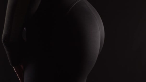 Подходящая Женщина Спортивных Шортах Ноги Показаны Снята Замедленной Съемке — стоковое видео