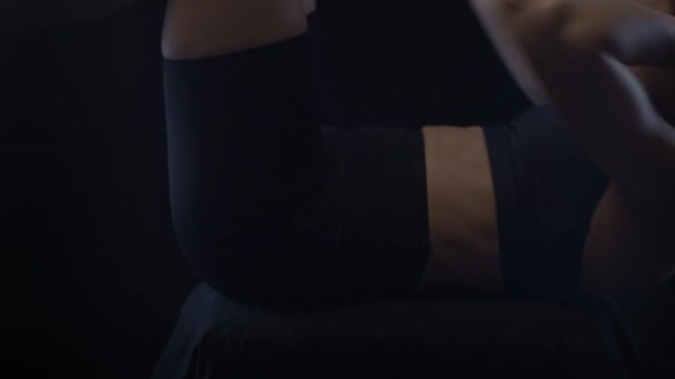 适合年轻女子做腹部肌肉运动 动作缓慢 — 图库视频影像