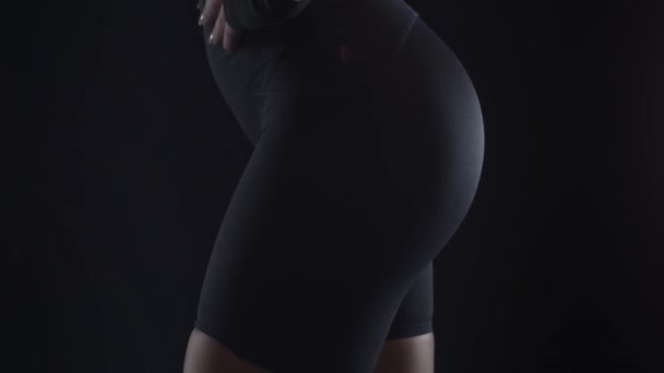 Вмістити Жінку Спортивні Шорти Показано Лише Ноги Знімок Повільному Русі — стокове відео