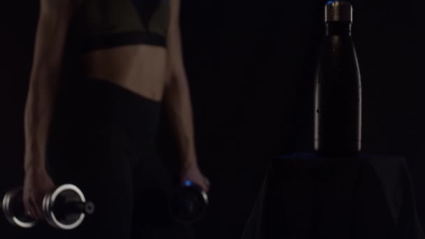 Fit Vrouw Sport Fles Met Druppels Water Focus Fles Geschoten — Stockvideo