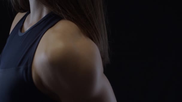 Fit Mulher Mostrando Ombros Tiro Câmera Lenta — Vídeo de Stock