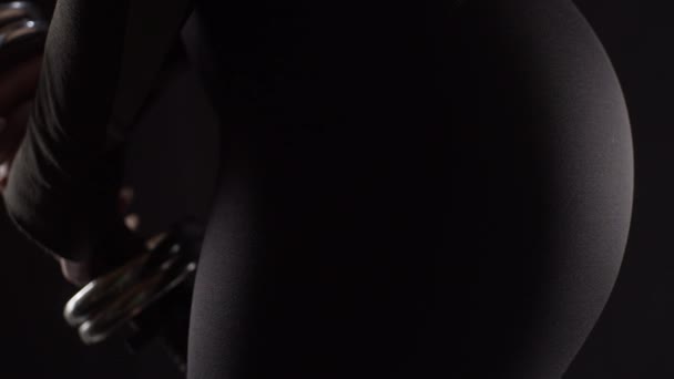 Подтянутая Женщина Гантелями Показаны Ноги Выстрел Замедленной Съемке — стоковое видео