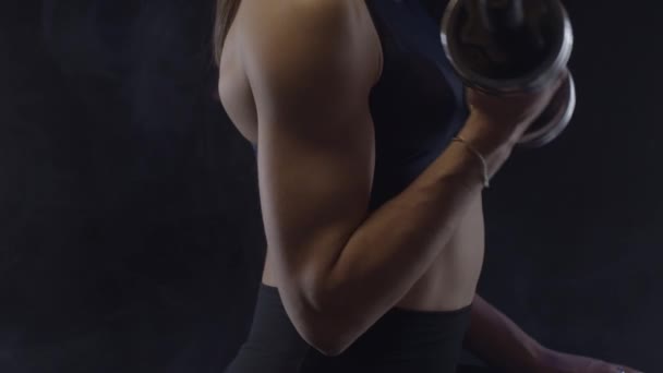 Fit Vrouw Doet Biceps Krullen Met Halters Close Geschoten Slow — Stockvideo