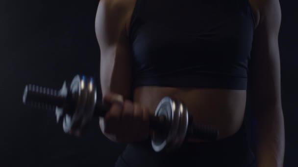 Fit Vrouw Doet Biceps Krullen Met Halters Close Geschoten Slow — Stockvideo