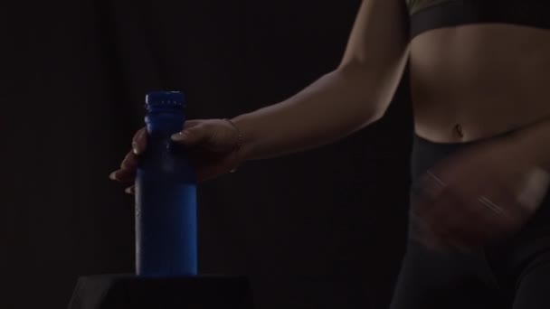 Fit Vrouw Drinken Water Uit Sport Fles Schot Slow Motion — Stockvideo