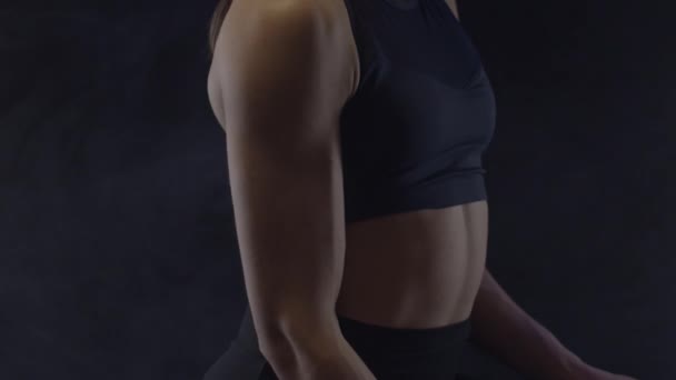 Passform Kvinna Gör Biceps Lockar Med Hantlar Närbild Skjuten Slow — Stockvideo