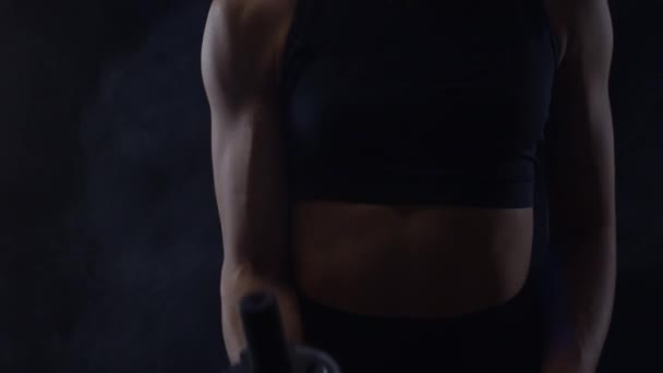Fit Femme Faire Des Boucles Biceps Avec Haltères Gros Plan — Video