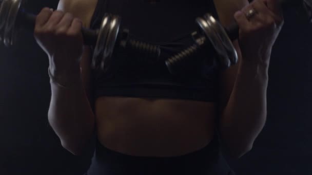 Fit Kobieta Robi Biceps Loki Hantlami Zbliżenie Strzał Zwolnionym Tempie — Wideo stockowe