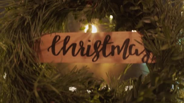 Kerstdecor Houten Bord Kerst Afgeronde Sparren Tak Ondiepe Scherptediepte Handschot — Stockvideo