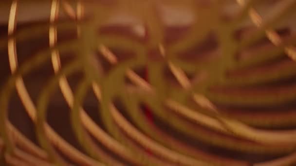 Décor de Noël - panneau en bois Noël en branche d'épinette arrondie sur la fenêtre et l'ampoule. Profondeur de champ faible. Coup de main 