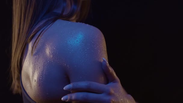 Arm Muscles Fit Woman Colored Light Drops Water Close Shot — Stock Video