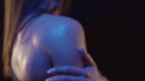 Los Músculos Del Brazo Mujer Forma Bajo Luz Color Con — Vídeo de stock