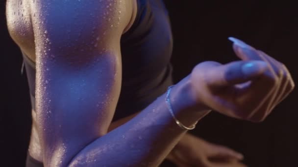 Los Músculos Del Brazo Mujer Forma Bajo Luz Color Con — Vídeos de Stock