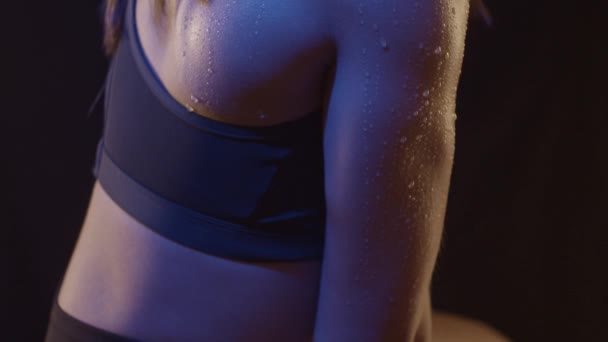 Arm Muskler Passform Kvinna Färgat Ljus Med Droppar Vatten Närbild — Stockvideo