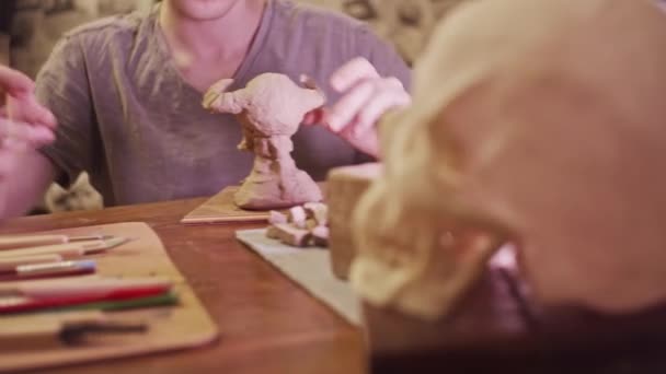 Tânăr Artist Sculptură Bust Monstru Plastic Lut Non Uscare — Videoclip de stoc