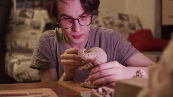 Młody Artysta Rzeźbiące Popiersie Potwora Plasticine Non Suszenia Gliny — Wideo stockowe