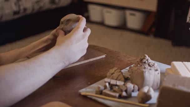 Sculpting Monster Using Non Sušení Hlíny Shot Slow Motion — Stock video