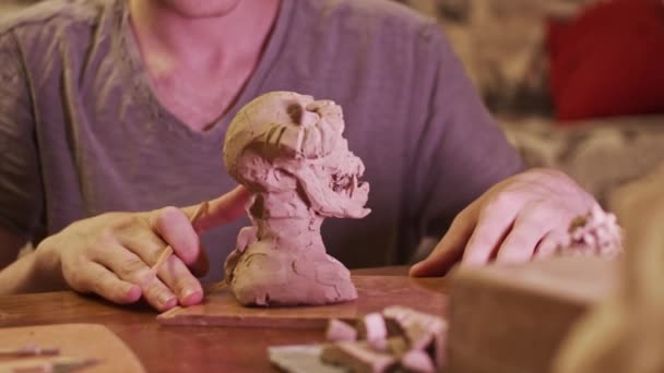 Ung Konstnär Skulptera Byst Monster Med Plasticine Icke Torkande Lera — Stockvideo