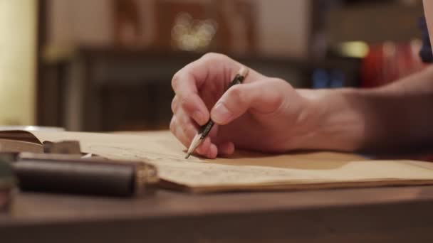 Männliche Hand zeichnet etwas in Notizbuch — Stockvideo