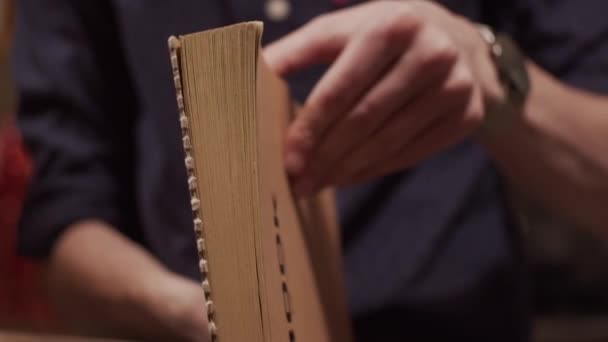 Öppning papper anteckningsbok i slow motion — Stockvideo