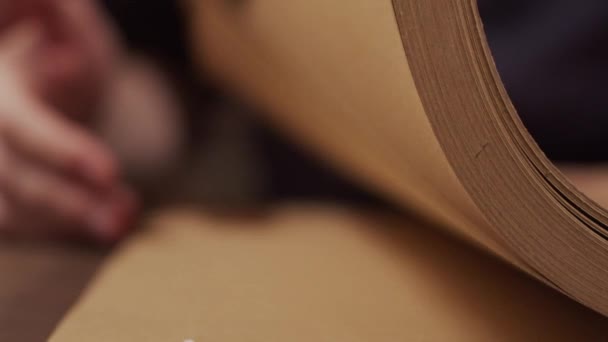 Carnet papier d'ouverture au ralenti 