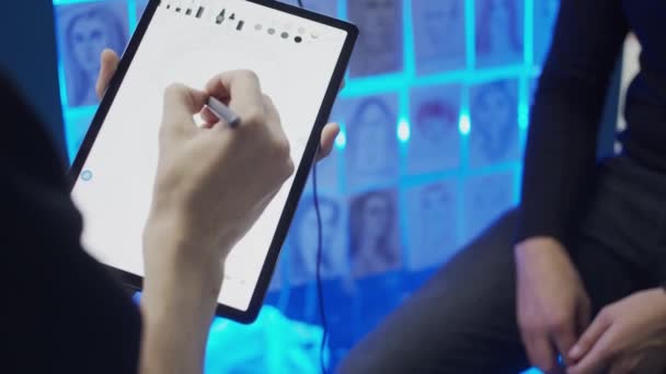 Jovem Desenho Retrato Usando Tablet Caneta Eletrônica Câmera Lenta Profundidade — Vídeo de Stock