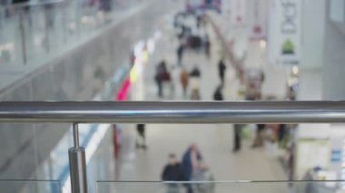 Süpermarketteki insanlar, metal çitlere odaklanın, ağır çekimde