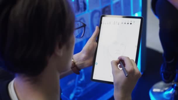 Portrait Jeune Homme Aide Une Tablette Stylo Électronique Ralenti Faible — Video