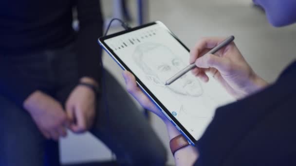 Jovem Desenho Retrato Usando Tablet Caneta Eletrônica Câmera Lenta Profundidade — Vídeo de Stock