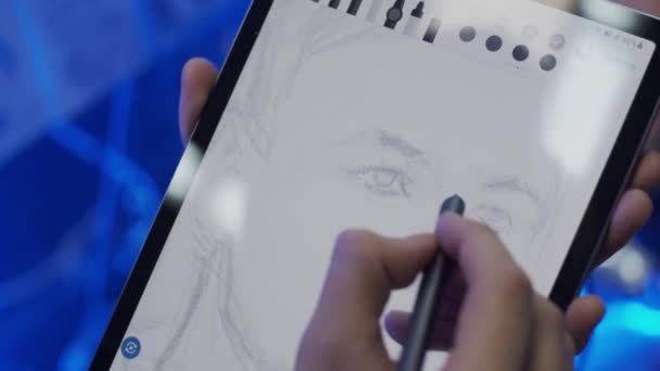 Jovem Desenho Retrato Usando Tablet Caneta Eletrônica Câmera Lenta Profundidade — Vídeo de Stock