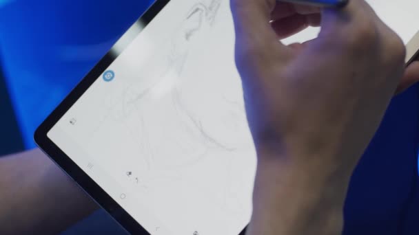 Jovem Desenho Retrato Usando Tablet Caneta Eletrônica Câmera Lenta Profundidade — Vídeo de Stock