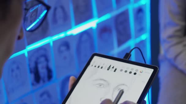 Молодой Человек Рисует Портрет Помощью Планшета Электронного Пера Замедленной Съемки — стоковое видео