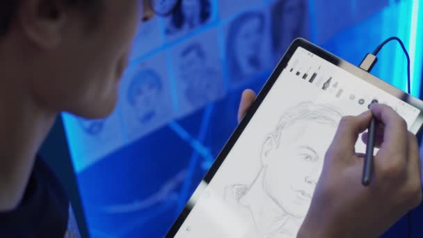 Jongeman Tekening Portret Met Behulp Van Tablet Elektronische Pen Slow — Stockvideo