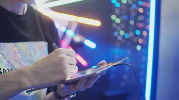 Joven Dibujando Retrato Usando Tableta Bolígrafo Electrónico Cámara Lenta Profundidad — Vídeo de stock