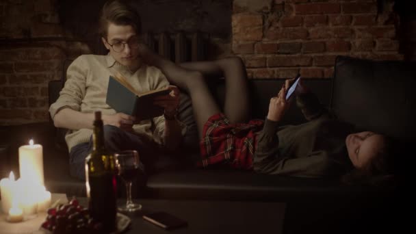 Casal Sofá Ler Livros Mídias Sociais Elegante Estúdio Loft Profundidade — Vídeo de Stock