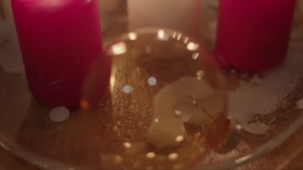 Gloeiende Kaarsen Donker Ondiepe Scherptediepte Slow Motion — Stockvideo