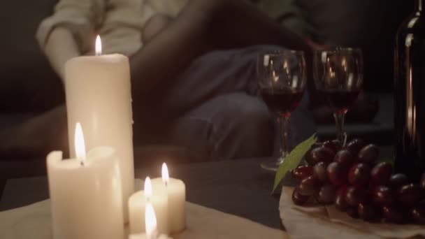 Couple Célébrant Événement Avec Vin Rouge Faible Profondeur Champ Ralenti — Video