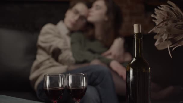 Bouteille Vin Verres Couple Câlins Sur Fond Transition Focus — Video