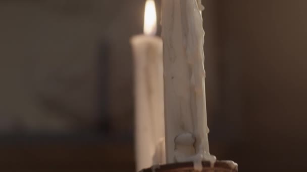 Leuchtende Kerzen Dunkler Flacher Schärfentiefe Zeitlupe Vertikales Schwenken — Stockvideo