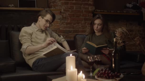 Paar Leesboeken Zwarte Bank Ondiepe Scherptediepte Slow Motion — Stockvideo