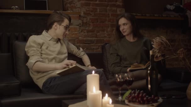 Couple Lisant Des Livres Sur Canapé Noir Faible Profondeur Champ — Video
