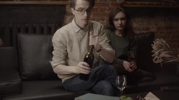 Mannen Häller Vin Glas Och Ger Till Kvinnan Grunt Skärpedjup — Stockvideo