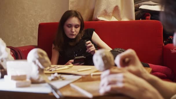 Молодой Художник Создает Бюст Женщины Настоящей Молодой Женщины Используя Пластилин — стоковое видео