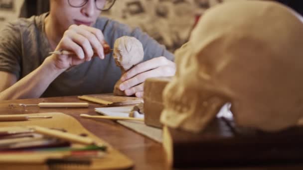 Joven Artista Esculpiendo Busto Mujer Con Plastilina Arcilla Secante — Vídeos de Stock