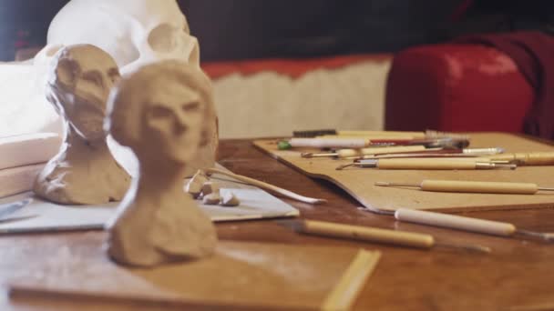 Tabla Artista Con Instrumentos Escultura Con Plastilina Arcilla Secante — Vídeo de stock