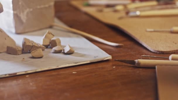 プラスチック製彫刻用器具 乾燥していない粘土 — ストック動画