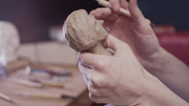 Joven Artista Esculpiendo Busto Mujer Con Plastilina Arcilla Secante — Vídeos de Stock